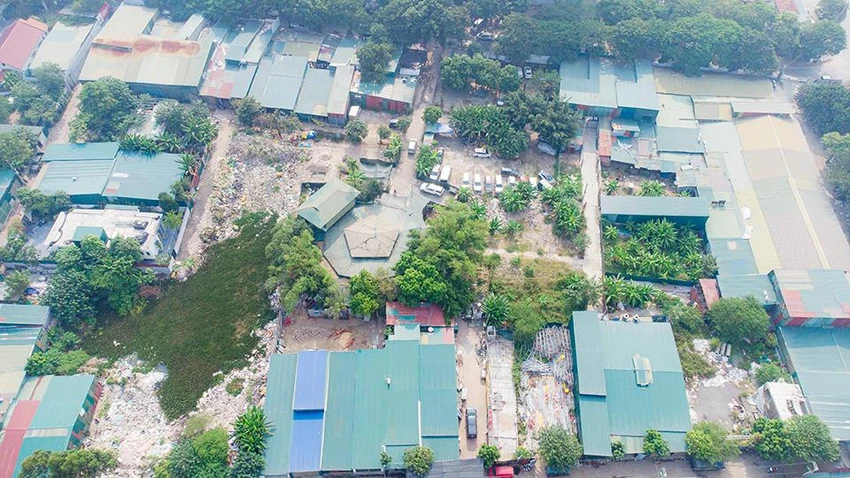 Hiện trạng Đầm Bông bị lấn chiếm, nhà xưởng, kho bãi xây trái phép mọc lên san sát vào tháng 12-2022.