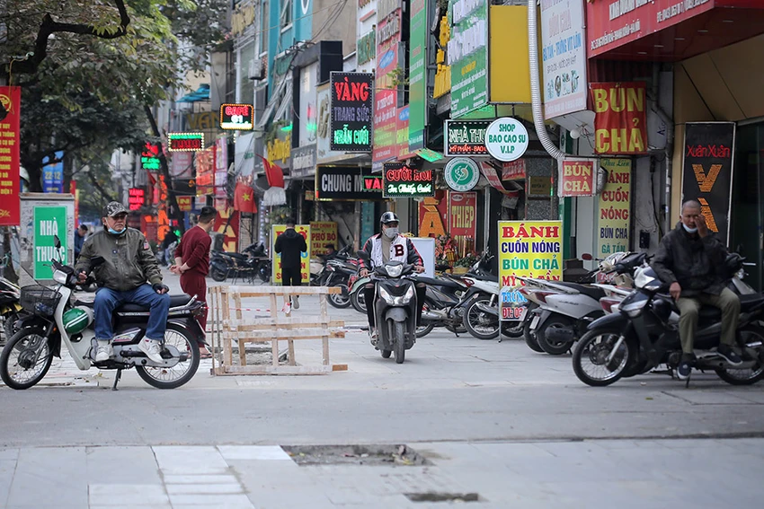 Vỉa hè Nguyễn Trãi vừa được bảo trì lại dù chăng dây cảnh báo nhưng vẫn bị xe cộ dừng đỗ, đi lại tràn lan (Ảnh: TP) Vỉa hè Nguyễn Trãi vừa được bảo trì lại dù chăng dây cảnh báo nhưng vẫn bị xe cộ dừng đỗ, đi lại tràn lan (Ảnh: TP)