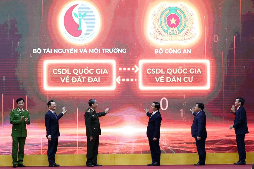 Nghi thức kết nối cơ sở dữ liệu quốc gia về đất đai và cơ sở dữ liệu quốc gia về dân cư. Ảnh: TP Nghi thức kết nối cơ sở dữ liệu quốc gia về đất đai và cơ sở dữ liệu quốc gia về dân cư. Ảnh: TP