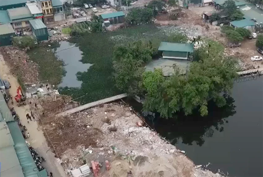 Ảnh tư liệu chính quyền phường Định Công cưỡng chế các công trình xây dựng trái phép tại Đầm Bông vào tháng 1-2019.