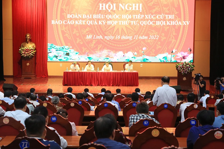 Tại hội nghị tiếp xúc cử tri ngày 16-11, nhiều cử tri huyện Mê Linh đã kiến nghị tới Chủ tịch UBND TP Hà Nội Trần Sỹ Thanh giải quyết giao đất dịch vụ cho người dân. (Ảnh: Trọng Phú)