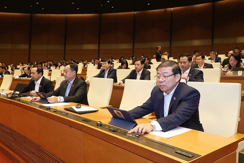 Các đại biểu QH bấm nút thông qua Nghị quyết. Các đại biểu QH bấm nút thông qua Nghị quyết.