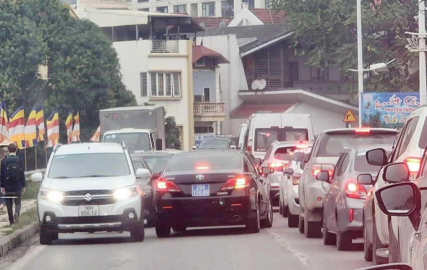 Xe ô tô biển xanh vi phạm giao thông trên đường Âu Cơ, quận Tây Hồ, Hà Nội vào chiều ngày 10-2. Ảnh: CTV Xe ô tô biển xanh vi phạm giao thông trên đường Âu Cơ, quận Tây Hồ, Hà Nội vào chiều ngày 10-2. Ảnh: CTV