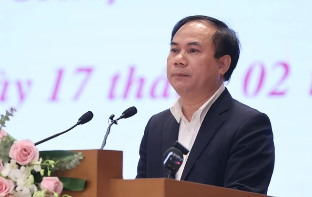 Thứ trưởng Bộ Xây dựng Nguyễn Văn Sinh báo cáo tại hội nghị (Ảnh: VGP) Thứ trưởng Bộ Xây dựng Nguyễn Văn Sinh báo cáo tại hội nghị (Ảnh: VGP)