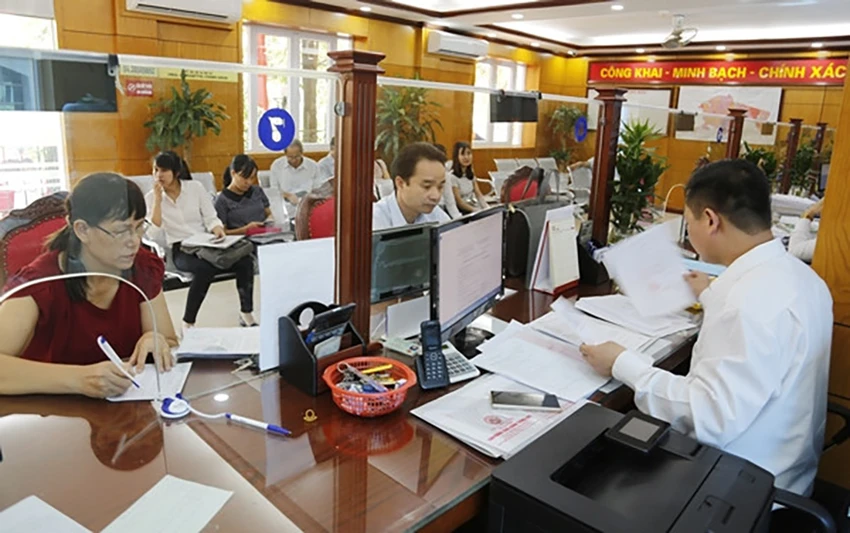 Người dân đến làm thủ tục hành chính tại bộ phận một cửa (Ảnh: TP)
