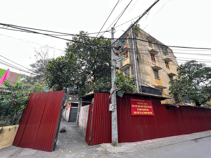 Nhà tập thể G6A Thành Công (phường Thành Công, quận Ba Đình, Hà Nội) bị rào tôn. Nhà tập thể G6A Thành Công (phường Thành Công, quận Ba Đình, Hà Nội) bị rào tôn.