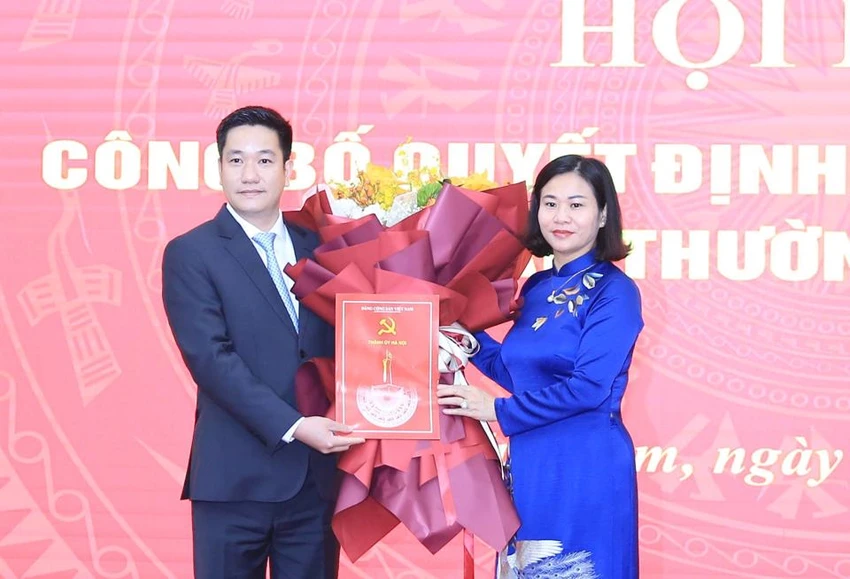Phó Bí thư Thành ủy Hà Nội bà Nguyễn Thị Tuyến trao quyết định của Ban Thường vụ Thành ủy Hà Nội cho ông Nguyễn Huy Cường. (Ảnh: TP) Phó Bí thư Thành ủy Hà Nội bà Nguyễn Thị Tuyến trao quyết định của Ban Thường vụ Thành ủy Hà Nội cho ông Nguyễn Huy Cường. (Ảnh: TP)