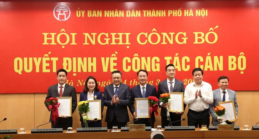 Chủ tịch UBND TP Hà Nội Trần Sỹ Thanh trao quyết định và chúc mừng các nhân sự vừa được bổ nhiệm, điều động. Ảnh: TP Chủ tịch UBND TP Hà Nội Trần Sỹ Thanh trao quyết định và chúc mừng các nhân sự vừa được bổ nhiệm, điều động. Ảnh: TP