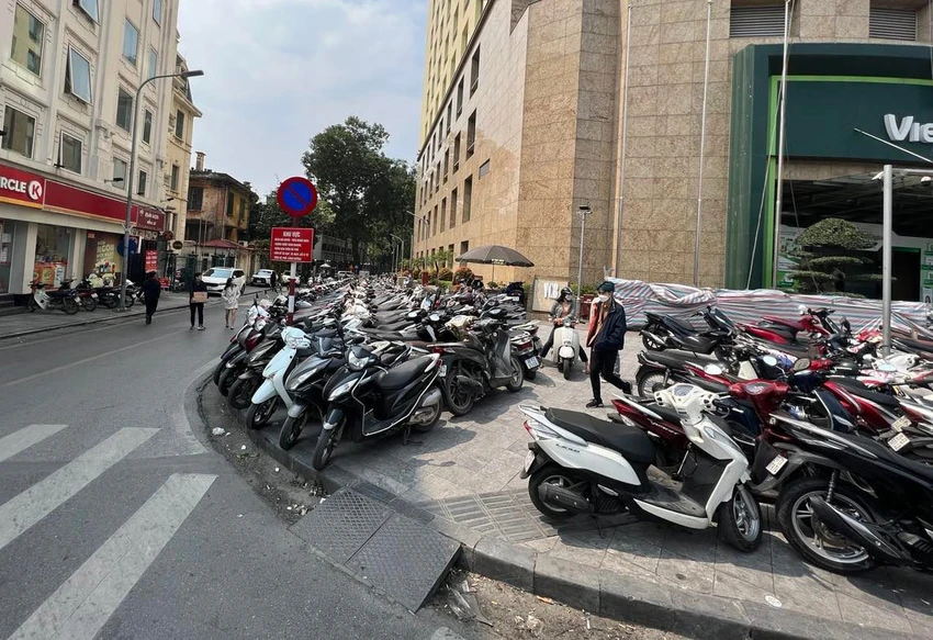 Hà Nội sẽ nghiên cứu bổ sung quy định vỉa hè chỉ được để xe máy, không được dừng, đỗ ô tô (Ảnh: TP)