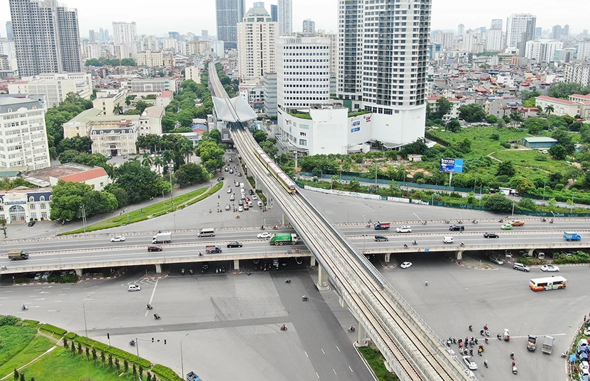 Hà Nội đang gấp rút xây dựng hạ tầng giao thông để đáp ứng nhu cầu đi lại của người dân (Ảnh: TP) Hà Nội đang gấp rút xây dựng hạ tầng giao thông để đáp ứng nhu cầu đi lại của người dân (Ảnh: TP)