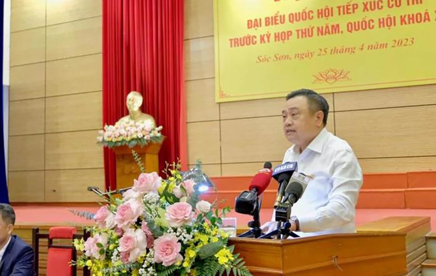 Chủ tịch UBND TP Hà Nội Trần Sỹ Thanh tiếp xúc với cử tri huyện Sóc Sơn chiều ngày 25-4 (Ảnh: TP)