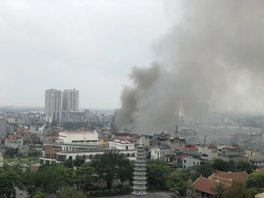 Đám cháy tại xưởng gỗ ở phường Yên Sở nhìn từ trên cao. Ảnh: TP