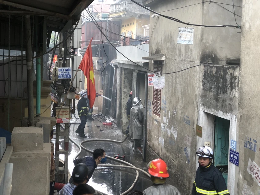 Lực lượng cứu hỏa xử lý đám cháy tại xưởng gỗ số 28, ngõ 975 Tam Trinh (phường Yên Sở, quận Hoàng Mai). Ảnh: TP