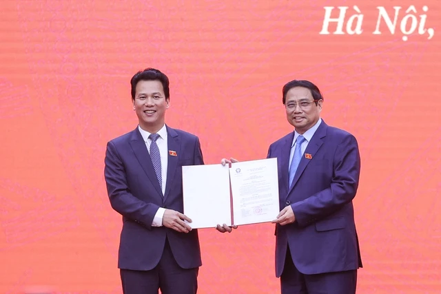 Thủ tướng Phạm Minh Chính trao quyết định của Chủ tịch nước bổ nhiệm ông Đặng Quốc Khánh. (Ảnh: VGP) Thủ tướng Phạm Minh Chính trao quyết định của Chủ tịch nước bổ nhiệm ông Đặng Quốc Khánh. (Ảnh: VGP)