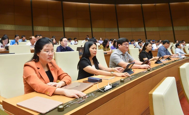 Các đại biểu QH bấm nút biểu quyết. Ảnh: QH Các đại biểu QH bấm nút biểu quyết. Ảnh: QH