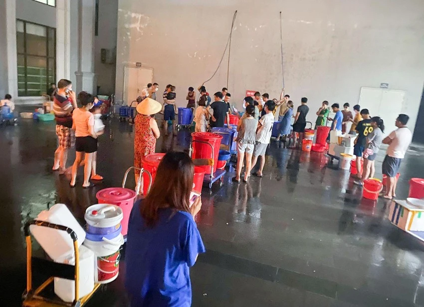 Người dân một khu chung cư của Hà Nội xếp hàng lấy nước sạch do bị mất nước Ảnh: Phi Hùng Người dân một khu chung cư của Hà Nội xếp hàng lấy nước sạch do bị mất nước Ảnh: Phi Hùng