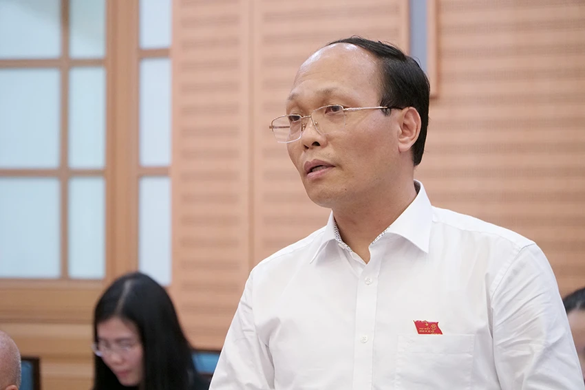 Đại biểu Lưu Quang Huy, Viện trưởng Viện Quy hoạch xây dựng Hà Nội thông tin về việc làm sân bay thứ hai ở phía Nam Thủ đô tại phiên thảo luận tổ, kỳ họp HĐND TP Hà Nội thứ 12 chiều ngày 3-7. (Ảnh: Trọng Phú) Đại biểu Lưu Quang Huy, Viện trưởng Viện Quy hoạch xây dựng Hà Nội thông tin về việc làm sân bay thứ hai ở phía Nam Thủ đô tại phiên thảo luận tổ, kỳ họp HĐND TP Hà Nội thứ 12 chiều ngày 3-7. (Ảnh: Trọng Phú)