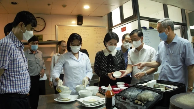Giám đốc Sở Y tế Hà Nội Trần Thị Nhị Hà cùng đoàn công tác của Sở Y tế kiểm tra công tác ATTP tại Khách sạn Quân đội, tại số 1A Nguyễn Tri Phương vào dịp đầu tháng 6-2023.