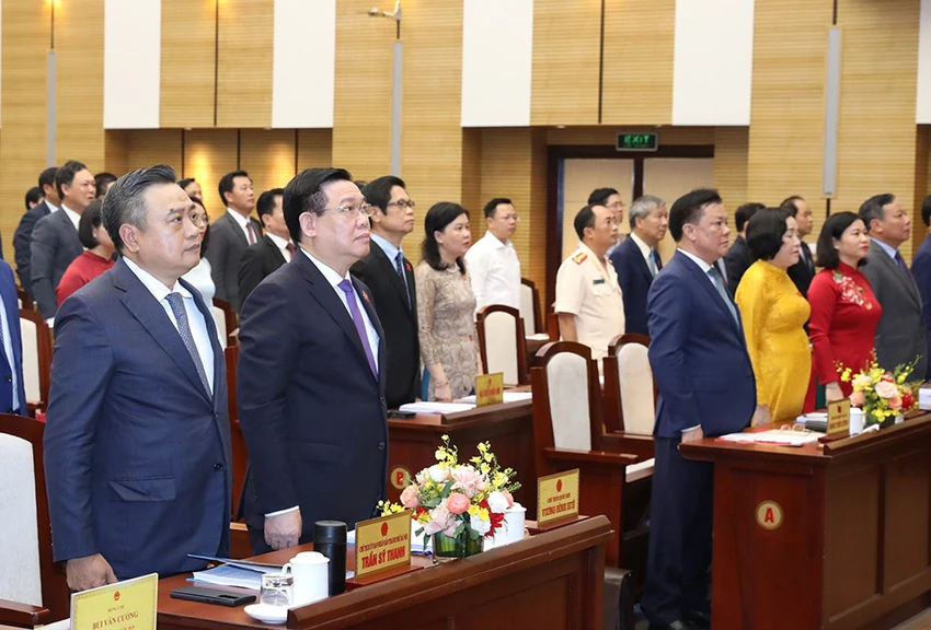 Chủ tịch Quốc hội Vương Đình Huệ (đứng hàng trên cùng, thứ 2 từ trái sang) cùng các ĐB HĐND TP Hà Nội làm lễ chào cờ tại phiên khai mạc kỳ họp 12, HĐND TP Hà Nội khoá XVI sáng nay 3-7. (Ảnh: TP)