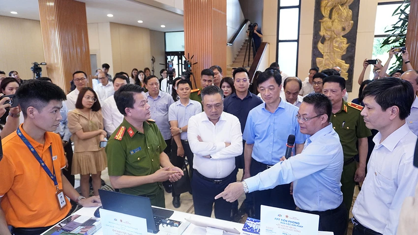 Các đại biểu đã tham quan mô hình Hệ thống thông tin giải quyết thủ tục hành chính Hà Nội do FPT thiết kế theo đặt hàng của TP Hà Nội. (Ảnh: TP) Trần Sỹ Thanh và Nguyễn Duy Ngọc