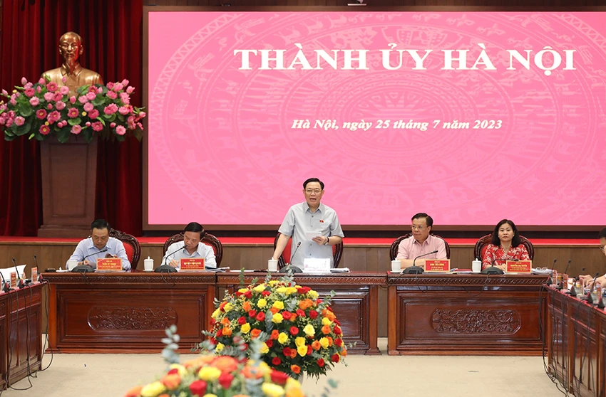 Chủ tịch Quốc hội Vương Đình Huệ làm việc với Ban Thường vụ Thành uỷ Hà Nội chiều ngày 25-7. (Ảnh: Trọng Phú) Vương Đình Huệ