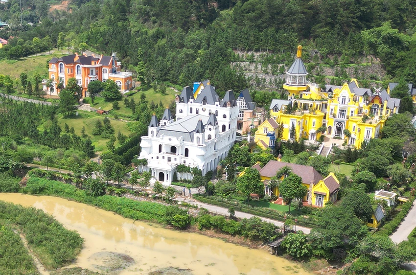 Những toà lâu đài mọc lên bên hồ Đồng Đò (xã Minh Trí, huyện Sóc Sơn) (Ảnh: Trọng Phú) Những toà lâu đài mọc lên bên hồ Đồng Đò (xã Minh Trí, huyện Sóc Sơn) (Ảnh: Trọng Phú)