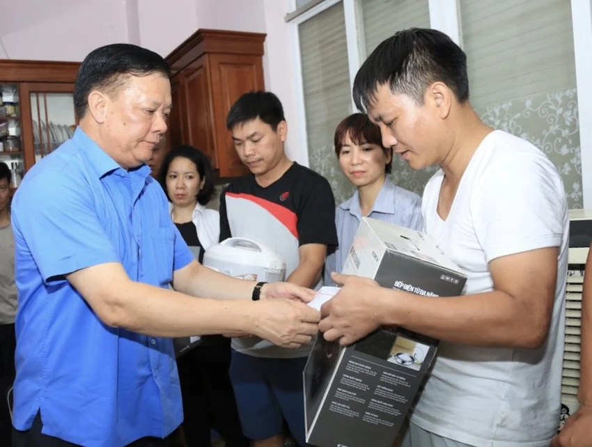 Bí thư Thành uỷ Hà Nội Đinh Tiến Dũng thăm hỏi, động viên những hộ dân bị thiệt hại trong đám cháy chung cư mini tại quận Thanh Xuân. Bí thư Thành uỷ Hà Nội Đinh Tiến Dũng thăm hỏi, động viên những hộ dân bị thiệt hại trong đám cháy chung cư mini tại quận Thanh Xuân.