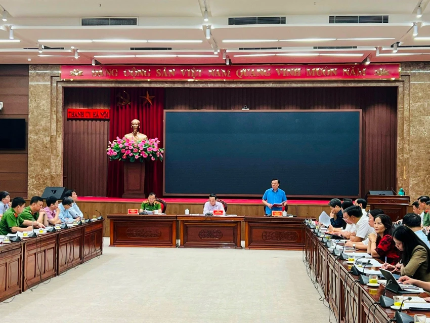 Phó Thủ tướng Trần Lưu Quang và Bí Thư thành uỷ Hà Nội Đinh Tiến Dũng chủ trì cuộc họp xử lý hậu quả vụ cháy chung cư mini ở quận Thanh Xuân. Phó Thủ tướng Trần Lưu Quang và Bí Thư thành uỷ Hà Nội Đinh Tiến Dũng chủ trì cuộc họp xử lý hậu quả vụ cháy chung cư mini ở quận Thanh Xuân.