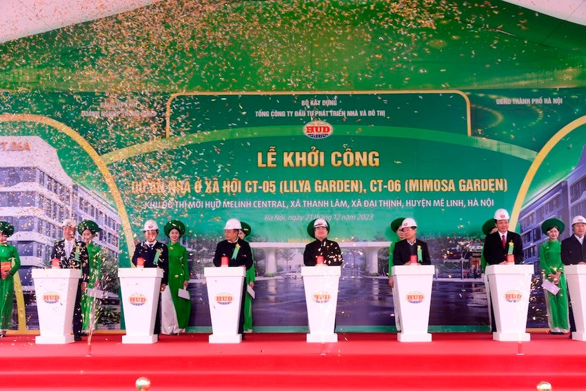 Các đại biểu ấn nút khởi công hai dự án nhà ở xã hội tại xã Thanh Lâm và xã Đại Thịnh (huyện Mê Linh, Hà Nội). Ảnh: BH