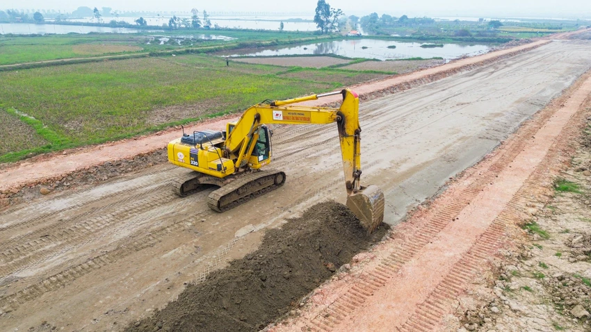 Dự án đường song hành thuộc Vành đai 4 - Vùng thủ đô đoạn qua địa bàn huyện Mê Linh (Hà Nội) đang được gấp rút thi công