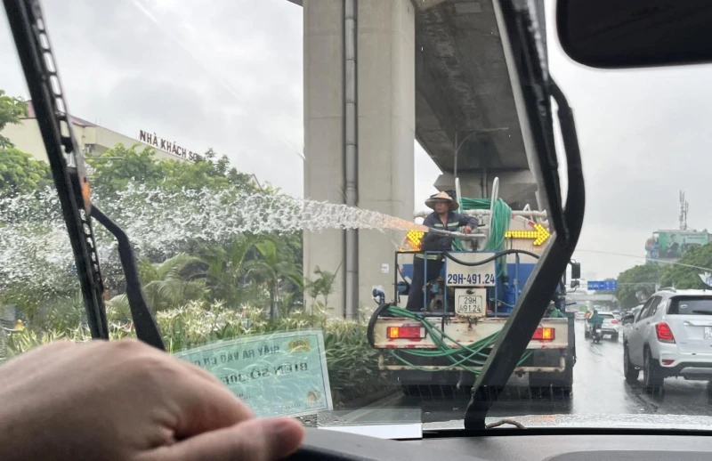 Hình ảnh xe bồn tưới cây dưới trời mưa được người dân ghi nhận được vào sáng ngày 24-6. Ảnh: FB