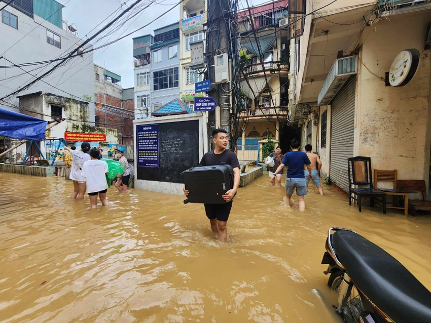 Lũ sông Hồng dâng cao và nhanh khiến nhiều nhà dân tại phố Hồng Hà (quận Hoàn Kiếm, Hà Nội) nằm ven sông bị ngập, người dân phải di dời đồ đạc đến nơi an toàn. (Ảnh: TP)