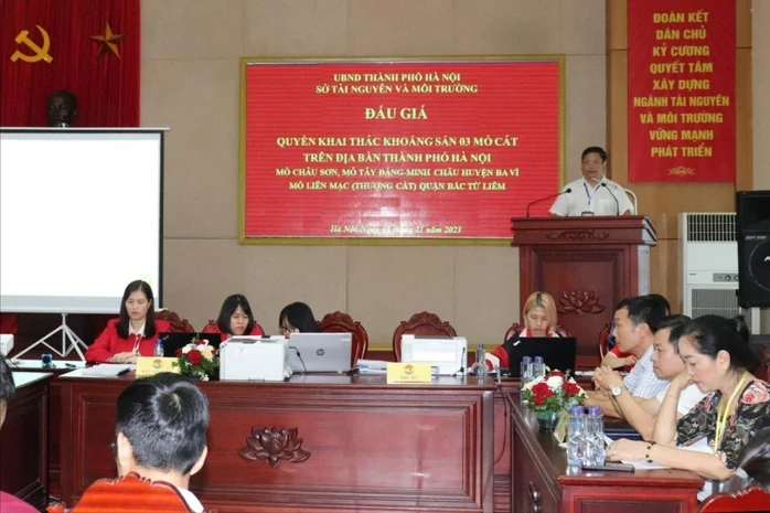 Phiên đấu giá ba mỏ cát gồm Thượng Cát (quận Bắc Từ Liêm), Tây Đằng - Minh Châu (huyện Ba Vì) và mỏ Châu Sơn (huyện Ba Vì) với giá trúng đấu giá cao gấp hàng trăm lần so với giá khởi điểm.