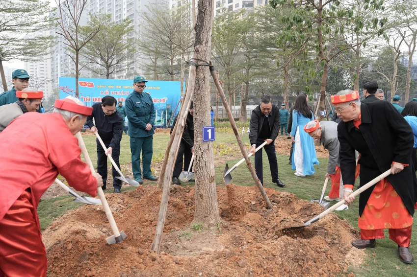 Chủ tịch Hà Nội phát động Tết trồng cây ở Công viên Phùng Khoang