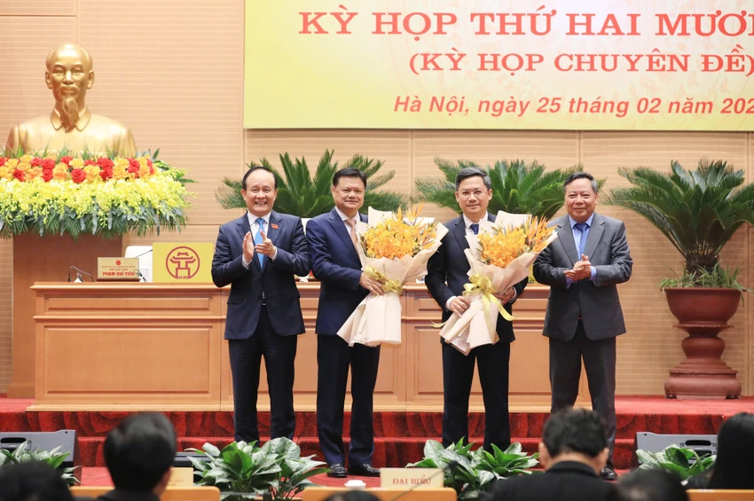Lãnh đạo thành phố Hà Nội tặng hoa cho ông Hà Minh Hải, Trưởng Ban tổ chức Thành uỷ Hà Nội (người đứng thứ 2 từ phải sang) và ông Vũ Đức Bảo (người đứng thứ 3 từ phải sang)