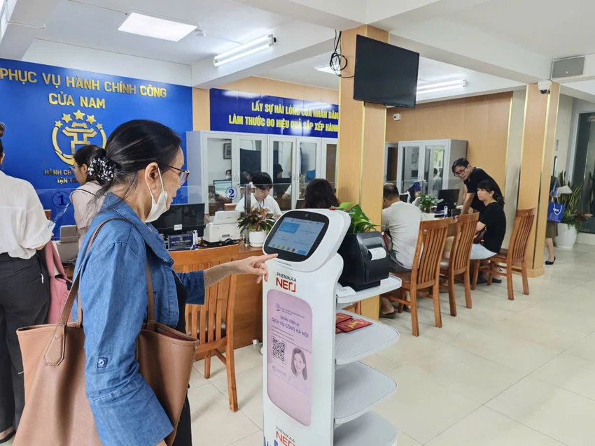 phuc-vu-hanh-chinh-cong-robot.jpg