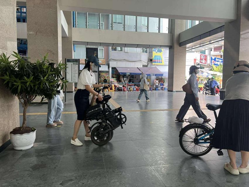 Hà Nội Metro xin lỗi hành khách về thông tin cấm mang xe đạp điện lên tàu
