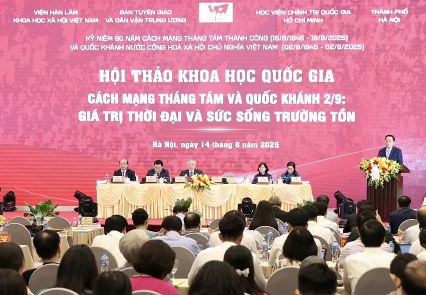 cach-mang-thang-tam-toan-canh.jpg