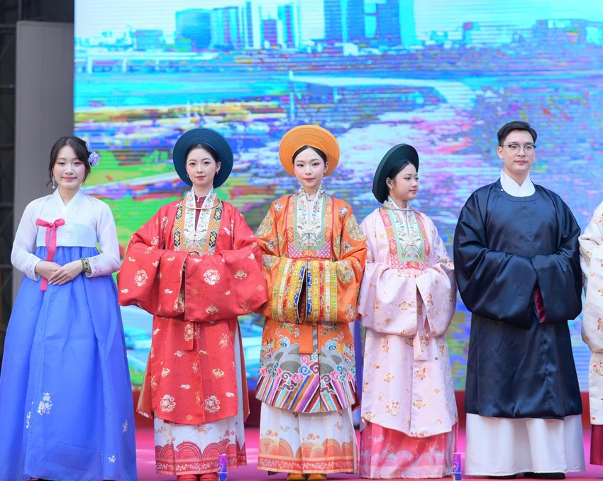 co-phuc-viet-han-2.jpg