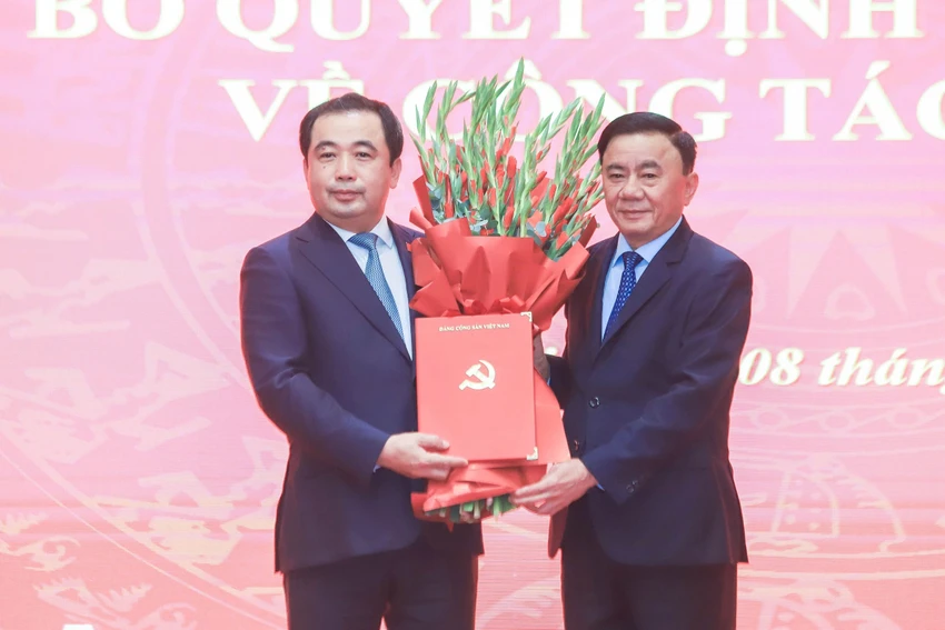 Thường trực Ban Bí thư Trần Cẩm Tú trao quyết định, tặng hoa chúc mừng tân Bí thư Thành ủy Hà Nội Trần Đức Thắng. Ảnh: Trọng Phú