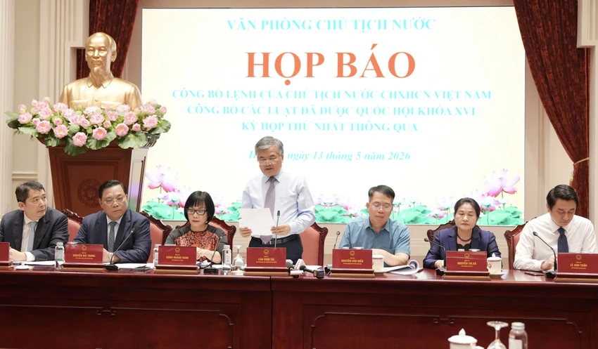 quang-canh-cuoc-hop-bao.jpg