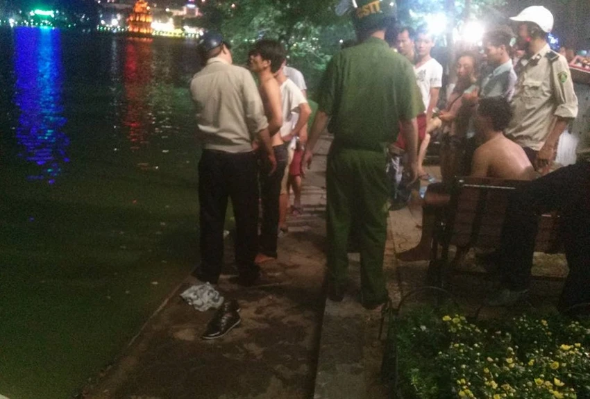 Ba thanh niên thi bơi ở Hồ Gươm và cái kết bất ngờ ảnh 2 Ba thanh niên thi bơi ở Hồ Gươm và cái kết bất ngờ ảnh 2