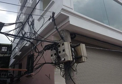 Chủ tịch Nguyễn Đức Chung yêu cầu kiểm tra vụ cột điện bị 'nuốt' ảnh 1 Chủ tịch Nguyễn Đức Chung yêu cầu kiểm tra vụ cột điện bị 'nuốt' ảnh 1