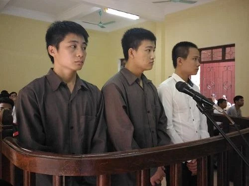 Bị cáo Phạm Anh Huy (giữa) cùng đồng bọn tại tòa