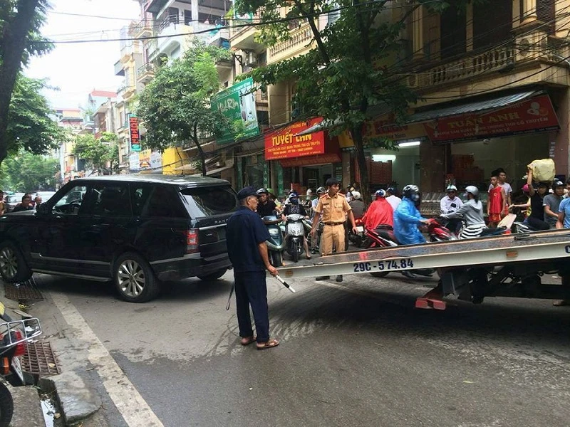 Hò nhau nâng đầu ô tô để cứu cô gái bị cuốn dưới gầm ảnh 1 Hiện trường vụ tai nạn