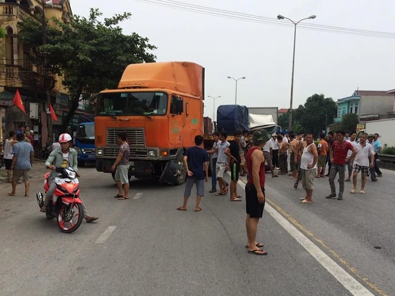 Thanh niên 'ngáo đá' gây TNGT, đe dọa công an rồi đòi tự sát ảnh 1 Thanh niên 'ngáo đá' gây TNGT, đe dọa công an rồi đòi tự sát ảnh 1