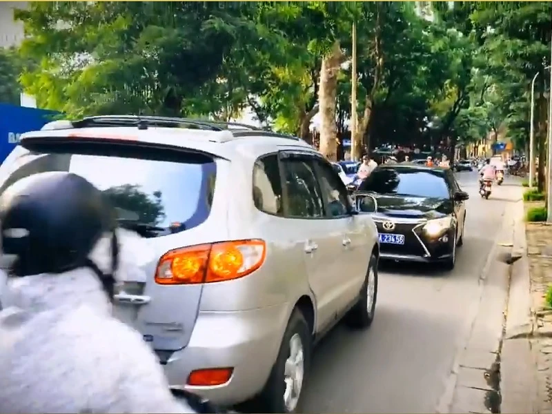 Lấn làn, xe biển xanh bị xe biển trắng buộc phải lùi ngược ảnh 1 Lấn làn, xe biển xanh bị xe biển trắng buộc phải lùi ngược ảnh 1