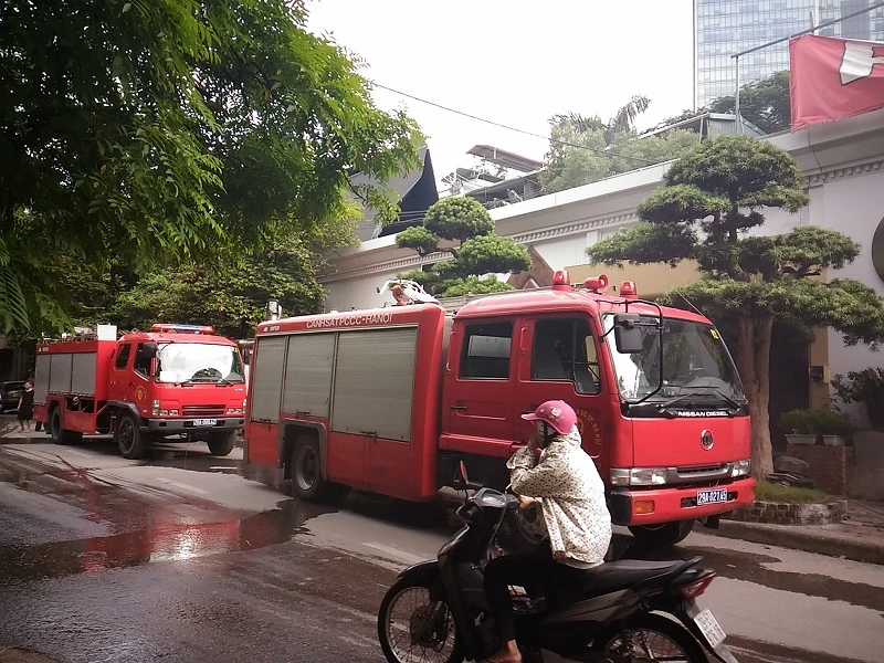 Cháy ngùn ngụt tại quán cafe trên phố Phan Kế Bính ảnh 2 Cháy ngùn ngụt tại quán cafe trên phố Phan Kế Bính ảnh 2