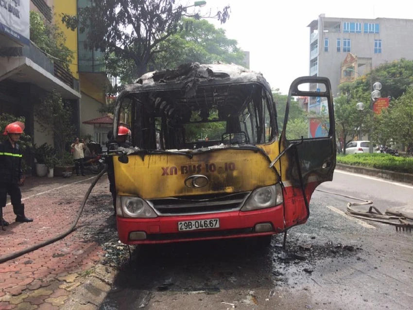 Xe buýt đang chạy, bất ngờ nổ rồi bốc cháy ngùn ngụt ảnh 3 Xe buýt đang chạy, bất ngờ nổ rồi bốc cháy ngùn ngụt ảnh 3