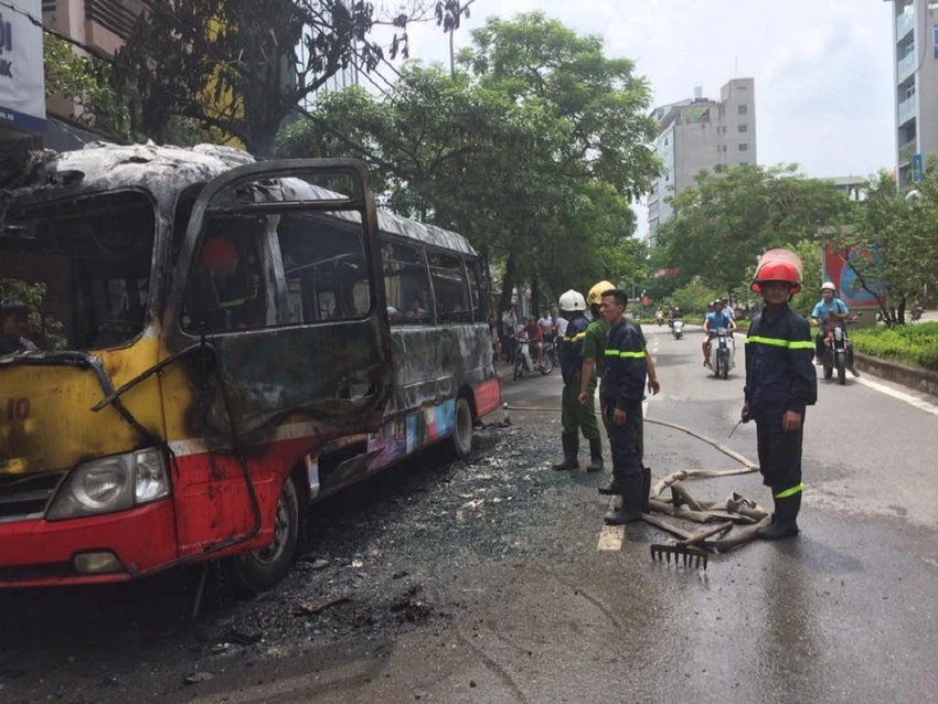 Xe buýt đang chạy, bất ngờ nổ rồi bốc cháy ngùn ngụt ảnh 4 Xe buýt đang chạy, bất ngờ nổ rồi bốc cháy ngùn ngụt ảnh 4